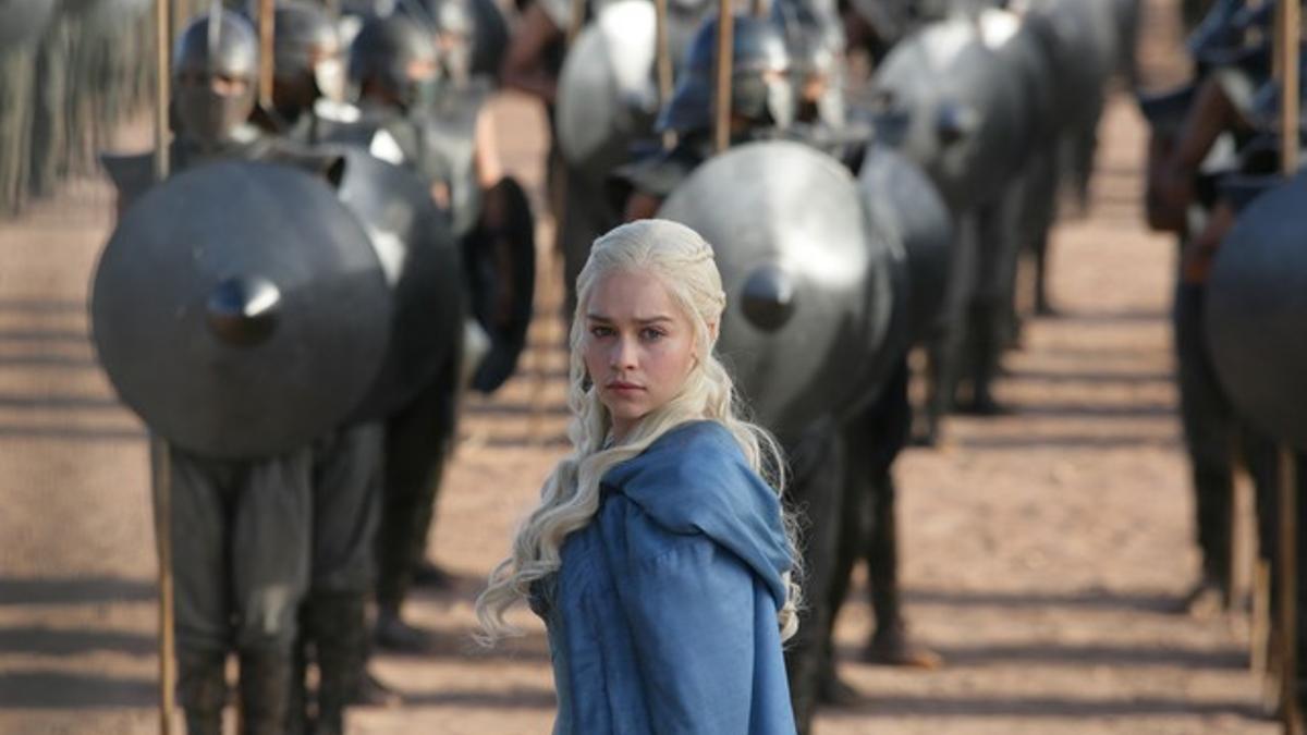 La actriz Emilia Clarke, en su papel de Daenerys Targaryen, ante su ejército de Inmaculados en 'Juego de tronos'.