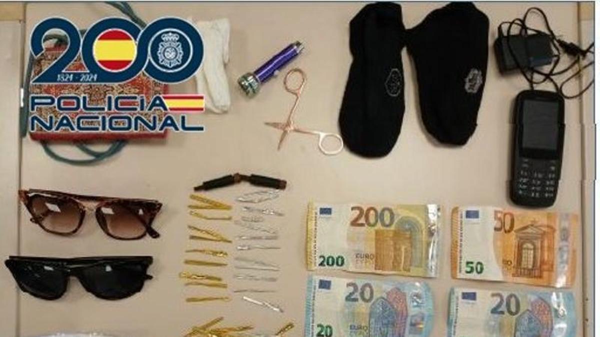 Material intervenido a las dos detenidas en Pontevedra.