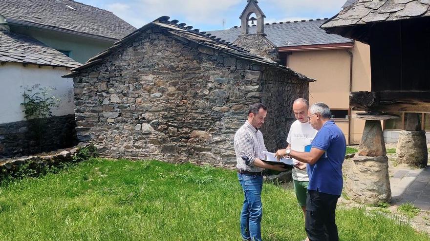 La capilla del Carmen de Cerredo estrena rehabilitación: se reconstruyó la cubierta, se mejoró el drenaje perimetral y se limpió el entorno