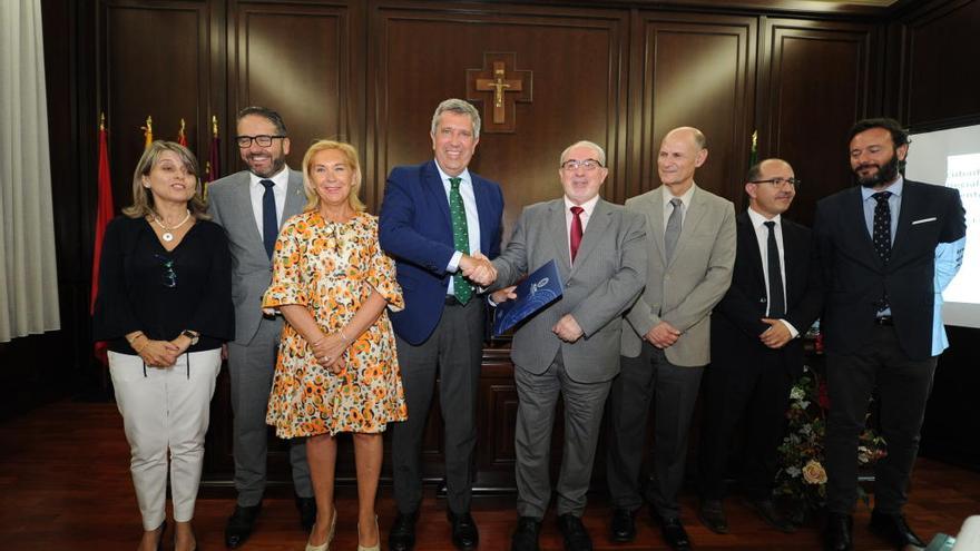 José Luis Mendoza y Javier Collado estrechan sus manos junto al científico Juan Carlos Izpisua (3º por la dcha).