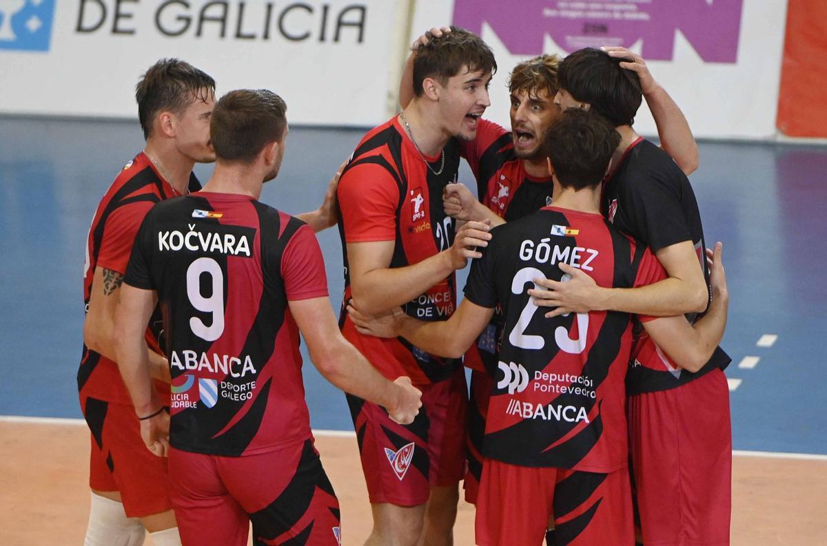 Celebración de un punto en el partido contra el Textil Santanderina. | PABLO HERNÁNDEZ GAMARRA