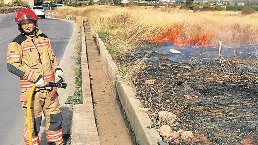 Susto en Castellón al arder el cauce del Río Seco en el grupo Venta Nova