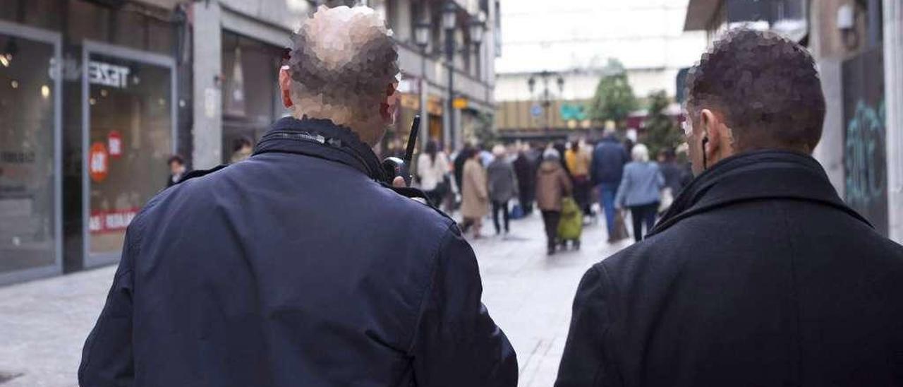 Agentes del Cuerpo Nacional de Policía en una de las patrullas por las céntricas calles de Oviedo en una imagen de archivo.