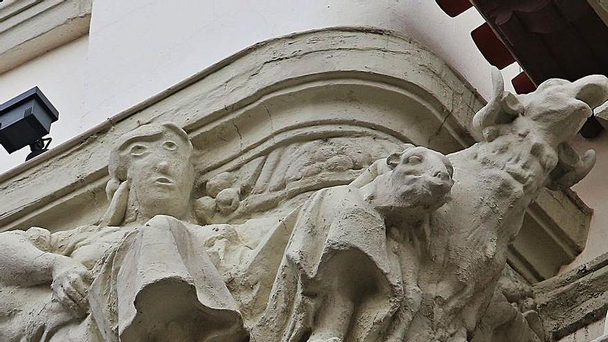 Aspecto posterior de la escultura restaurada de la fachada, obra del arquitecto Jacobo Romero. | Ical