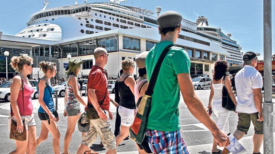 Zu den ausländischen Touristen gehören auch die Besucher, die per Kreuzfahrtschiff die Inseln erreichen.