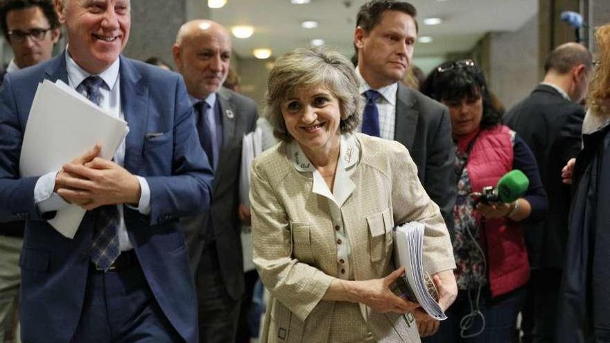 Los asturianos Faustino Blanco, secretario general de Sanidad, y María Luisa Carcedo, ministra, momentos antes de la reunión de ayer con los consejeros autonómicos.