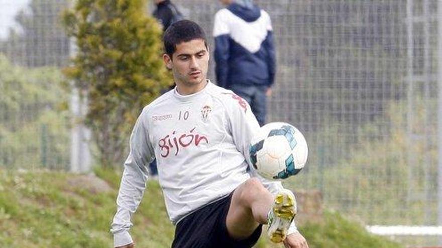 Nacho Cases controla el balón durante la sesión del pasado domingo.