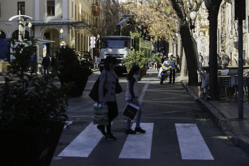 La avenida de la Constitución ya está "libre" de coches.