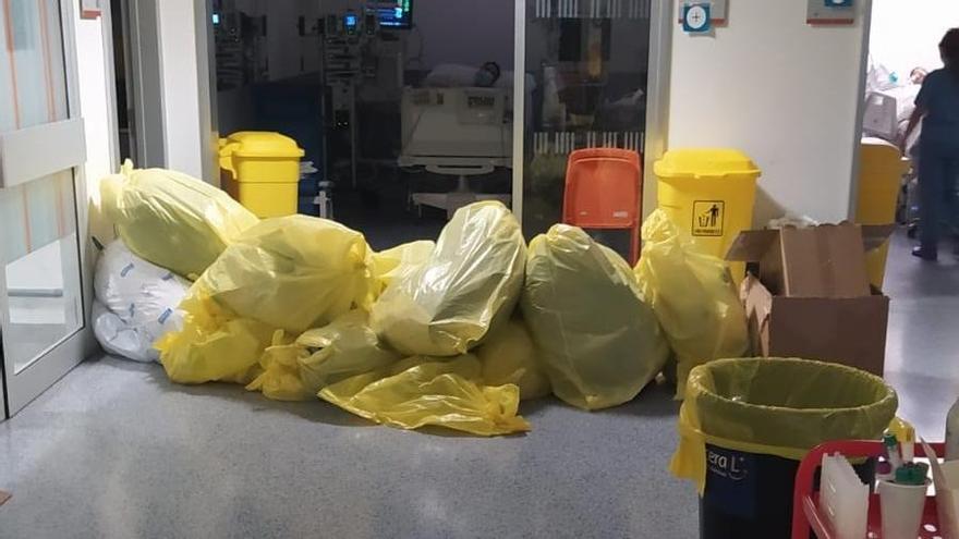 Sanitarios denuncian la acumulación de basura en la UVI del HUCA