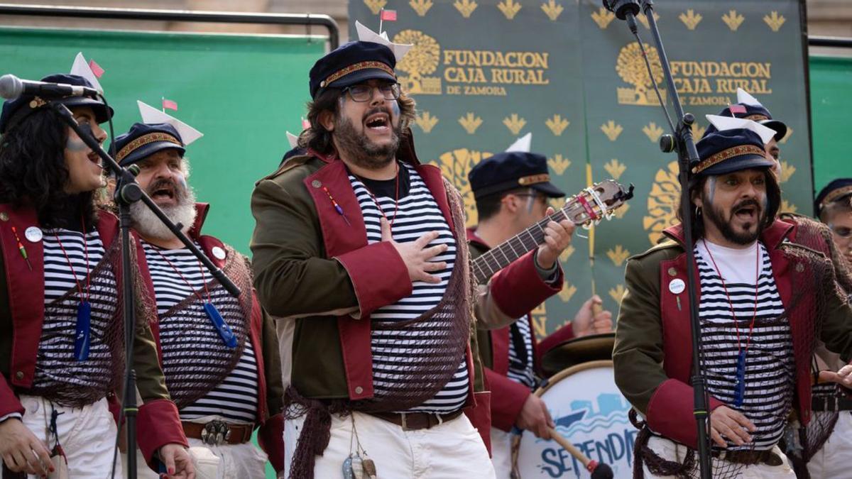 Los Pobladores, durante su actuación en la plaza de la Constitución. | Jose Luis Fernández