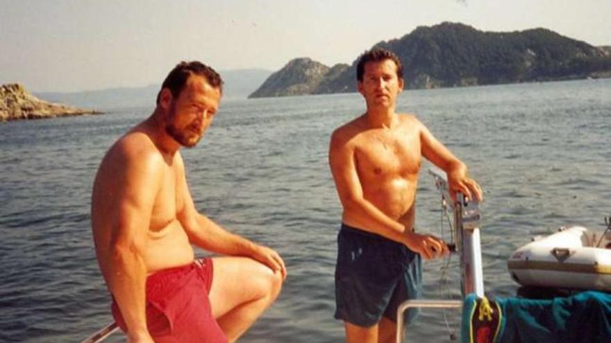 Marcial Dorado con Feijóo en el barco del contrabandista, en verano de 1995 en la Ría de Vigo.  // El País