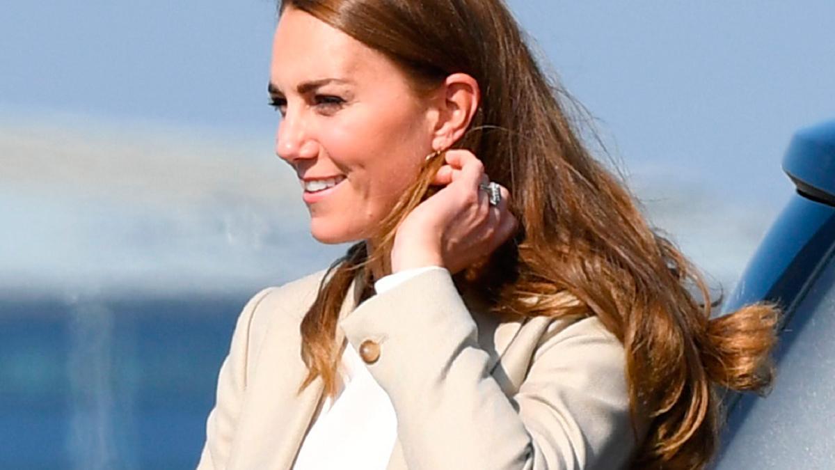 El look de Kate Middleton con blazer y pantalones palazzo en su vuelta al trabajo