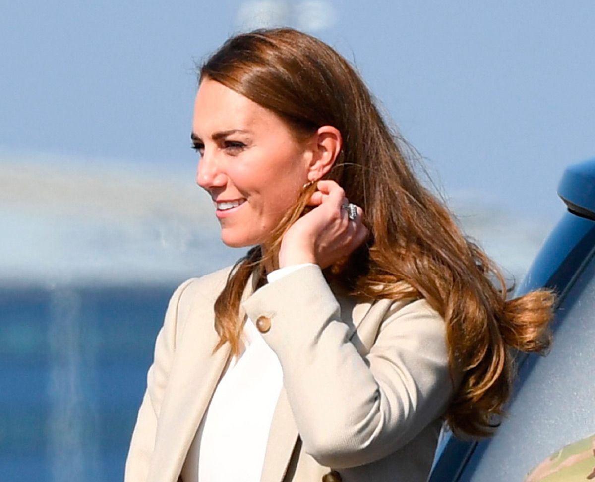 El look de Kate Middleton con blazer y pantalones palazzo en su vuelta al trabajo