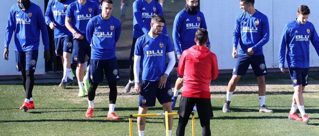 La plantilla realizó ayer el penúltimo entrenamiento en Paterna antes de la cita copera de Nervión.