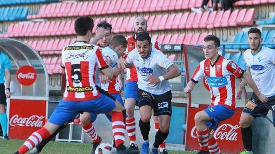 Cuatro defensores del Céltiga intentan parar una contra. // Iñaki Osorio