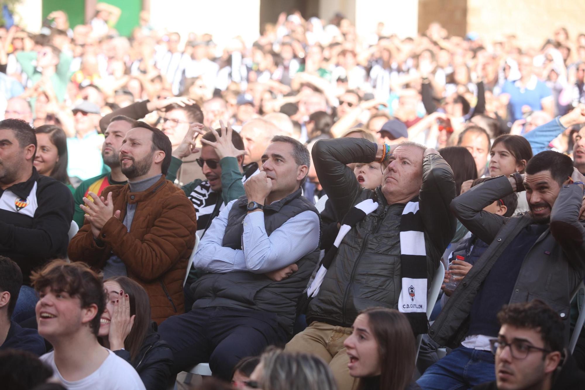 La plaza Mayor de Castelló se tiñe de albinegrismo en un día para el recuerdo