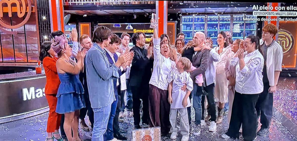 La italiana afincada en Ibiza celebra su victoria rodeada de su familia y compañeros del programa.
