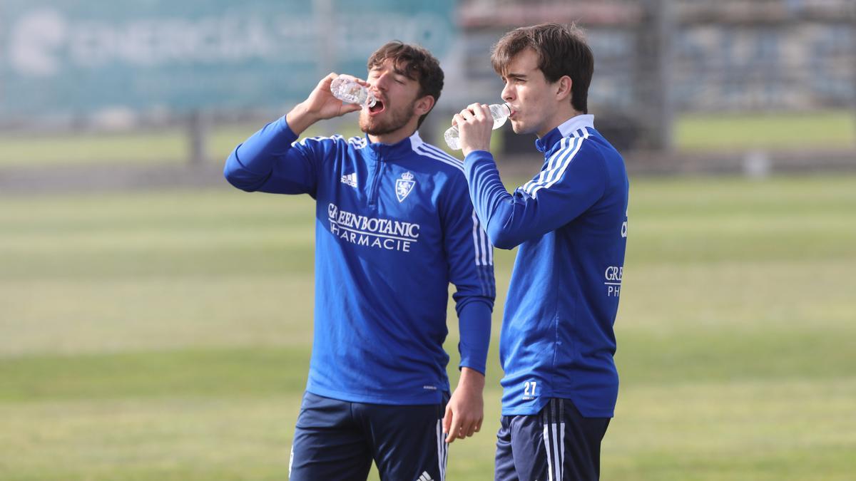 El canterano Ángel López y Francho Serrano, antes de comenzar un entrenamiento.