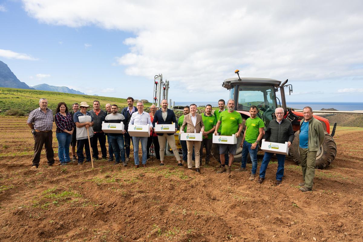 La Asociación de Productores de Cebolla de Gáldar en Piso Firme, con representantes políticos municipales e insulares.