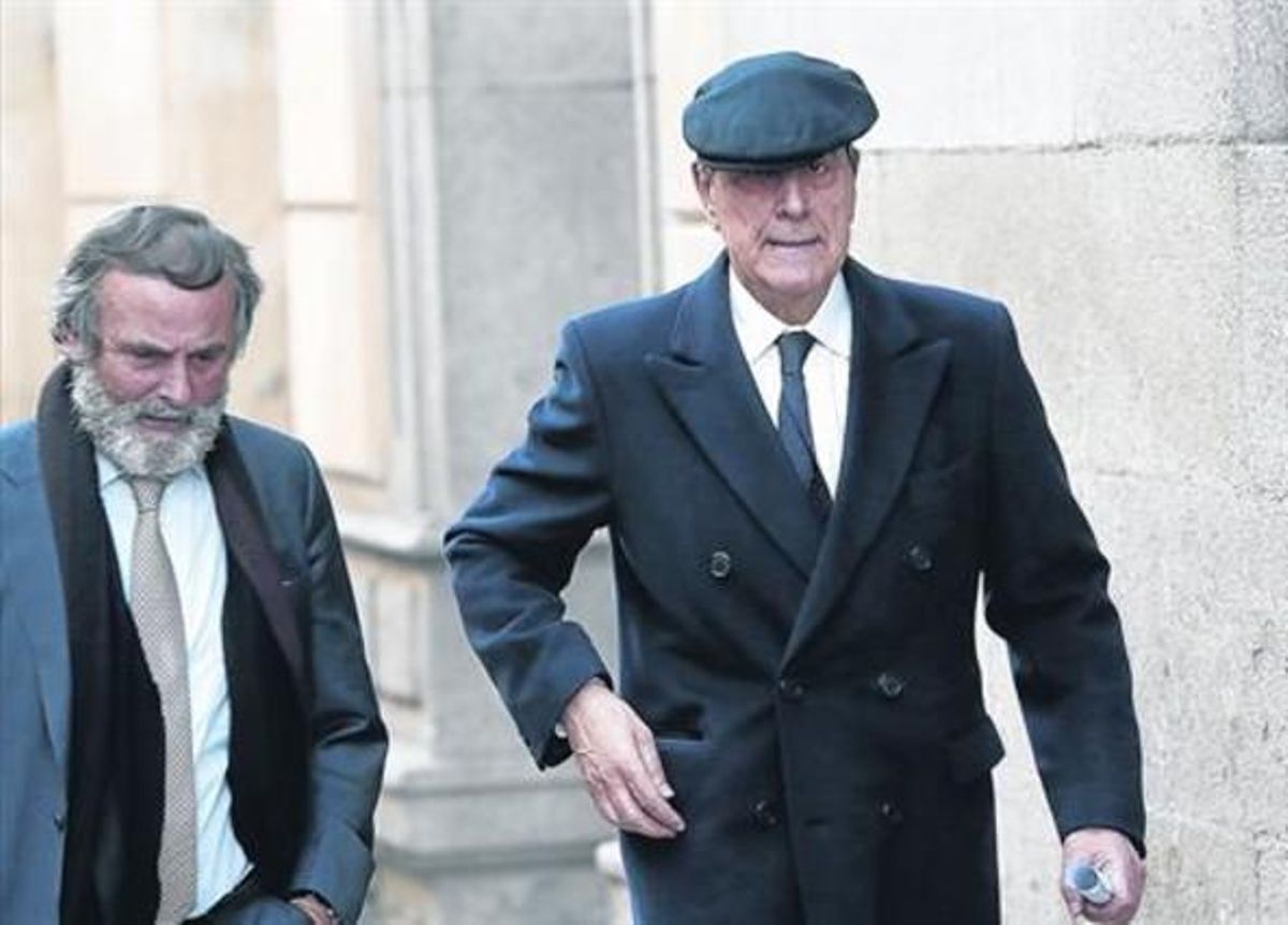 Jaime Terceiro (amb boina) al sortir de l’Audiència, ahir. Jaime Terceiro (amb boina) al sortir de l’Audiència, ahir.