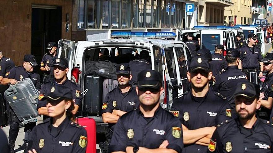 Agents de la Policia Nacional, davant un dels hotels de Pineda l&#039;octubre de 2017.