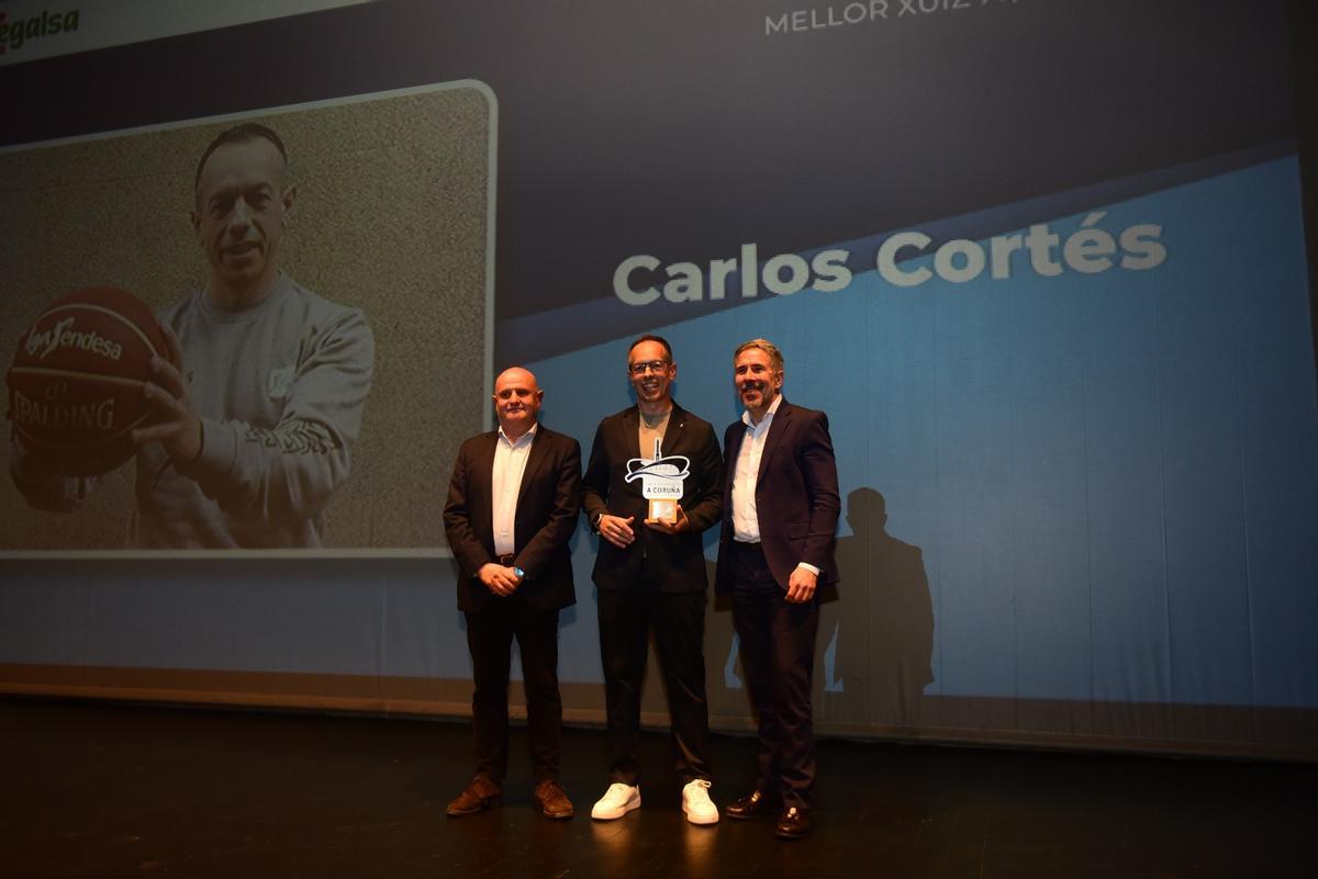Carlos Cortés con Francisco Duarte, director de Personas de Vegalsa, y Pedro Costa, gerente general de Prensa Ibérica en Galicia