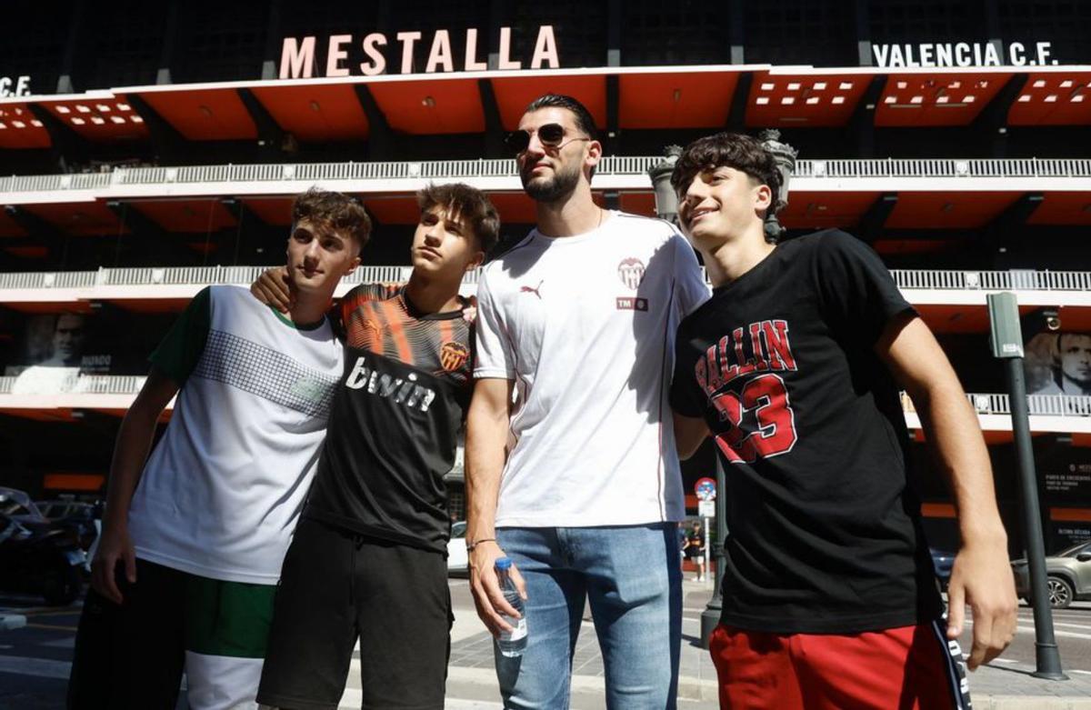 Rafa Mir junto a aficionados en las puertas de Mestalla. | J. M. LÓPEZ