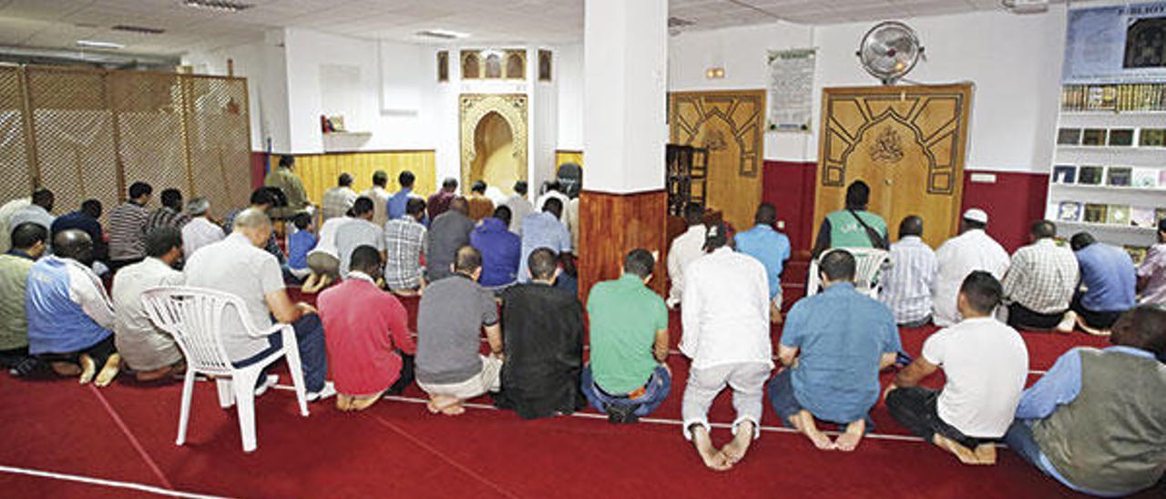 Un grupo de musulmanes, durante el Ramadán en el Centro Cultural Islámico de Vigo. // Marta G. Brea