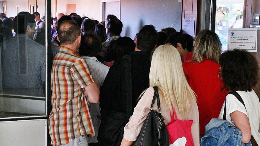 Los aspirantes esperan a entrar en el aula para la prueba.