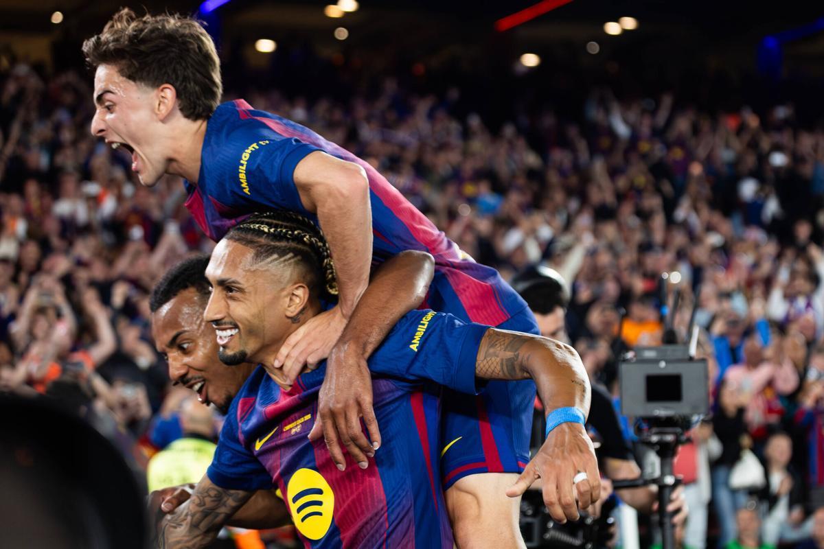 Gavi celebra el gol de Raphinha