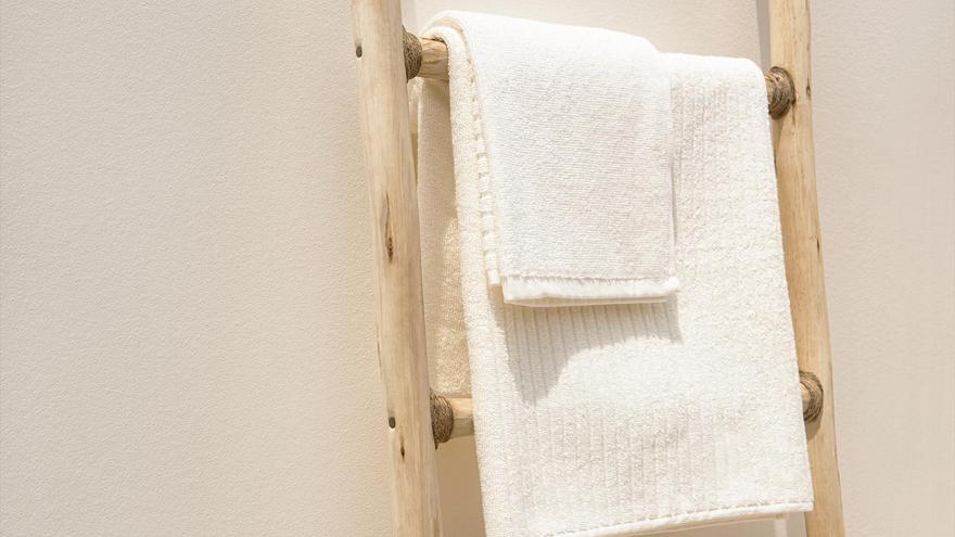Adiós a los muebles del baño: la solución con ventosas con el que tus toallas se secarán