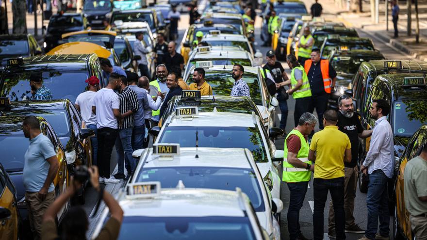 Més de 4.000 taxistes col·lapsen el centre de Barcelona