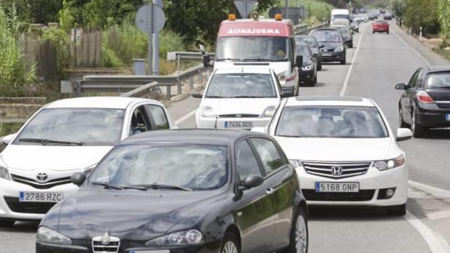 Largas colas para acceder a la playa de Gandia el 1 de agosto