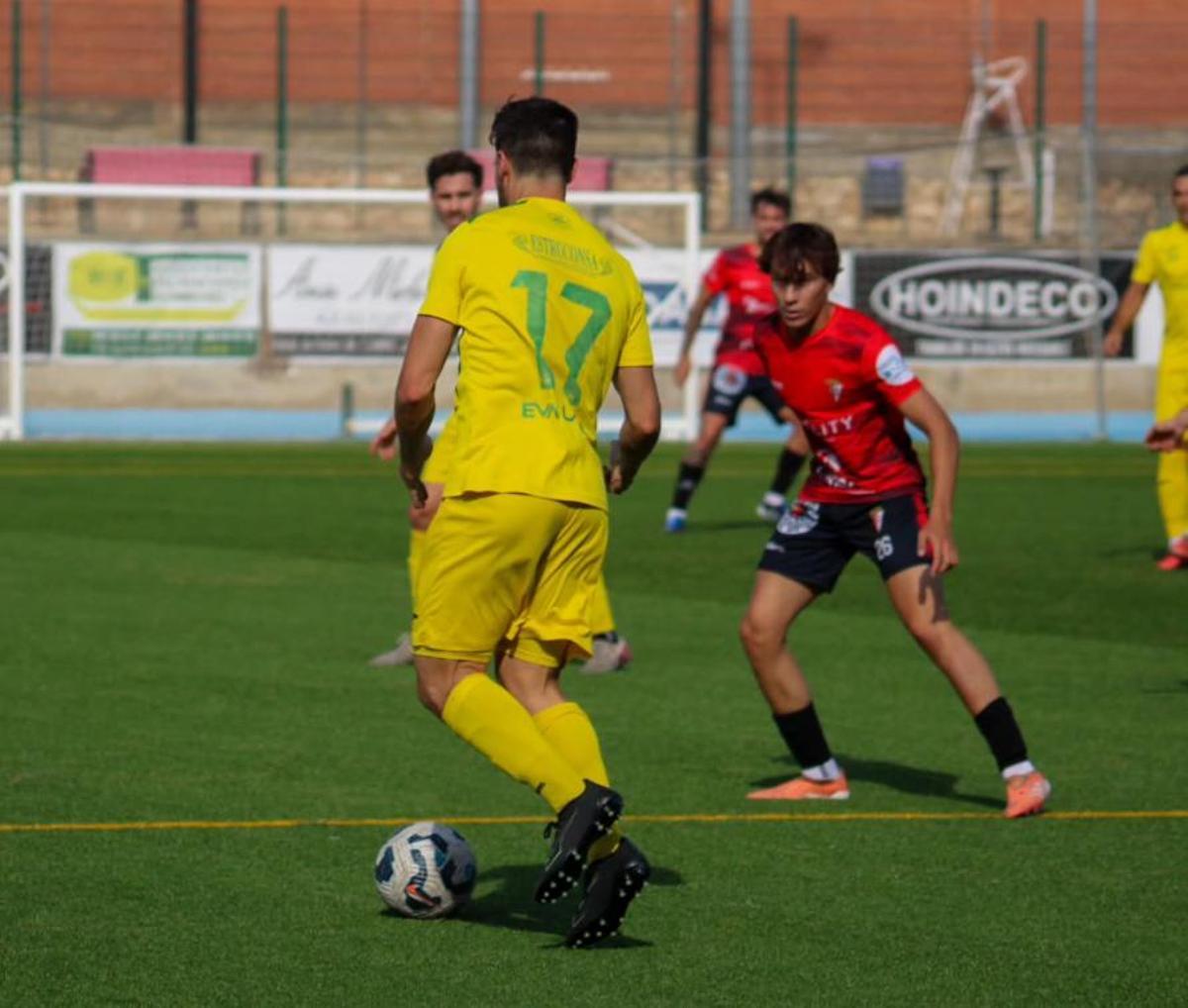 Acción del encuentro entre el Montilla CF y el Egabrense en la ida de la final del 'play off'.