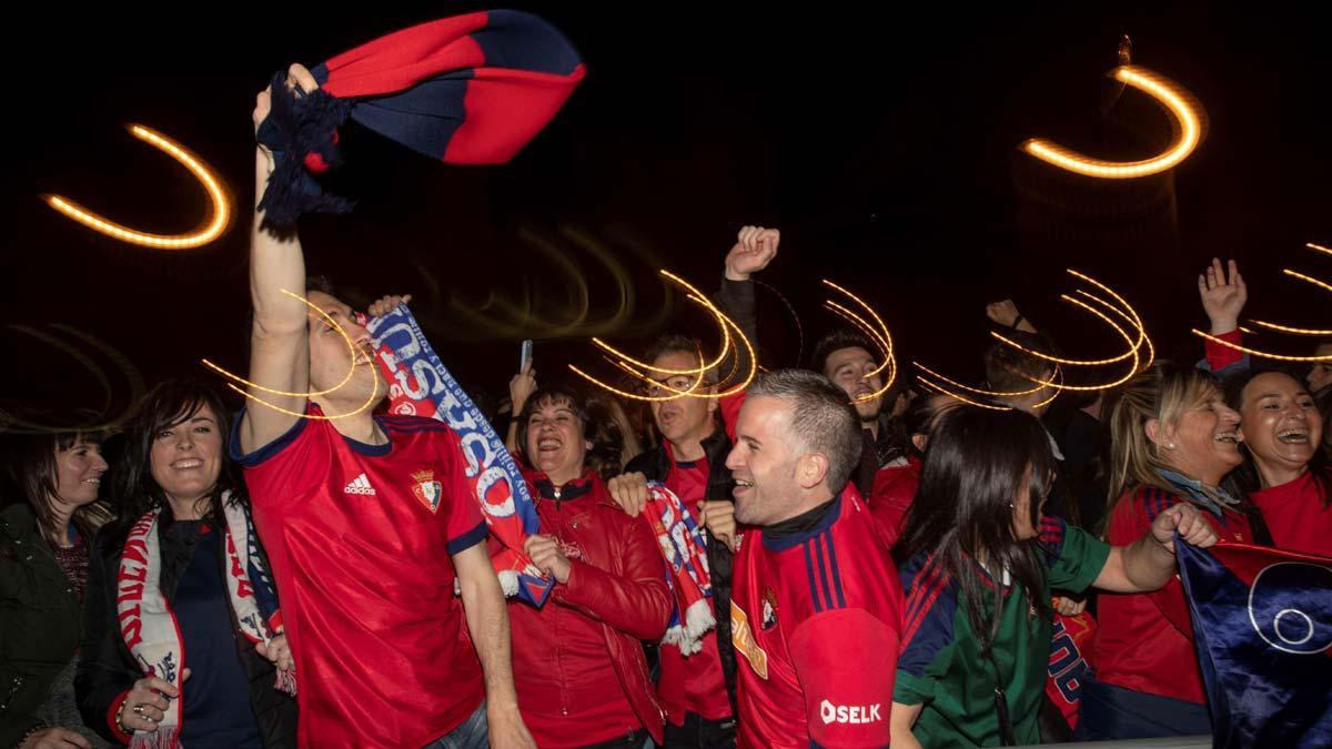 La afición de Osasuna celebra el ascenso del equipo a Primera División.