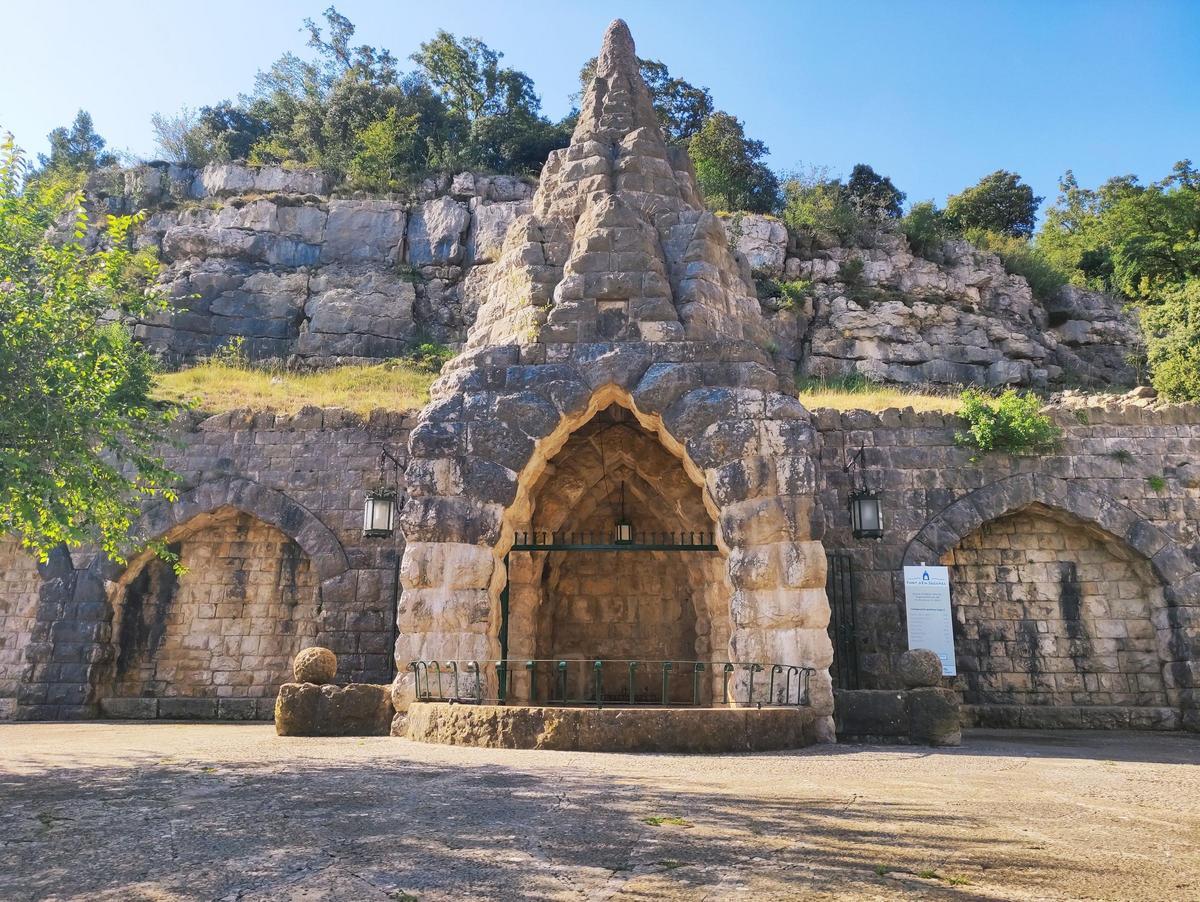 La plaza del manantial de la Font d’En Segures.