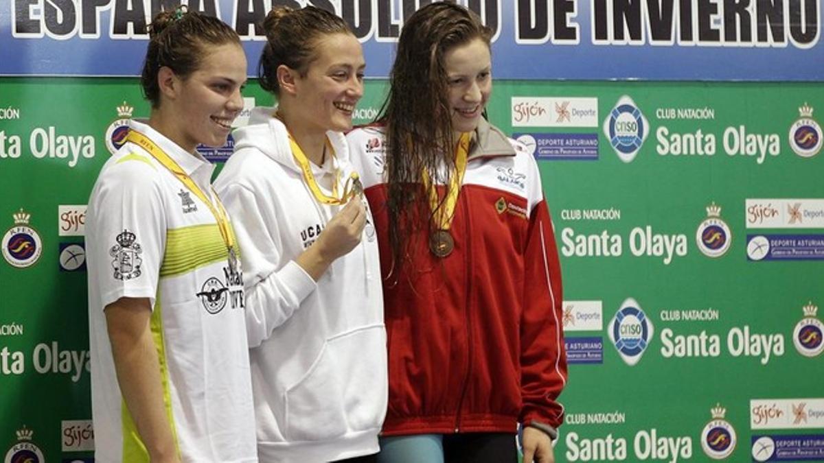 Mireia Belmonte posa en el podio de Gijón al lado de Maria Vilas  y Bea Gómez