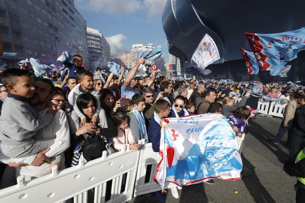 El celtismo vuelve a demostrar fuerza y compromiso en el recibimiento al Celta a su llegada al estadio.