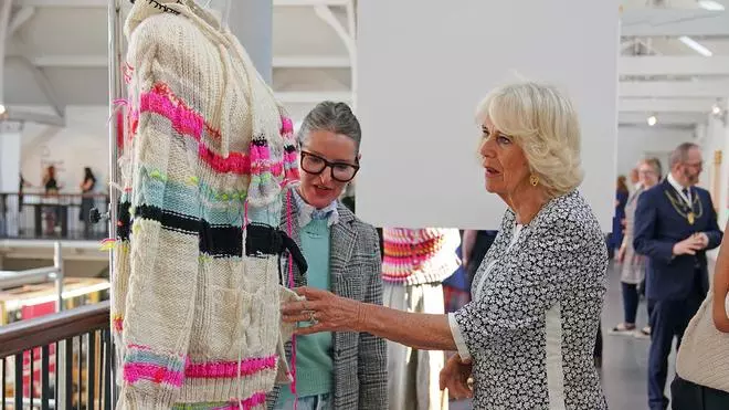La reina Camila visita un taller de tapices en Edimburgo