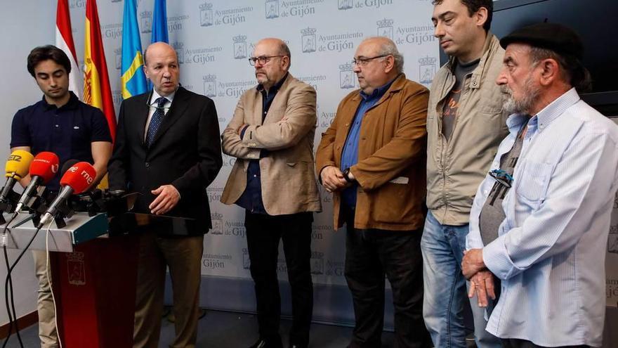 Por la izquierda, el presidente de Nuevas Generaciones de Gijón, Carlos Álvarez; el concejal Manuel del Castillo; el presidente de Cepesma, Luis Laria, y los voluntarios Alberto Estrada, Carlos Solares y Juanjo Anojo, ayer.