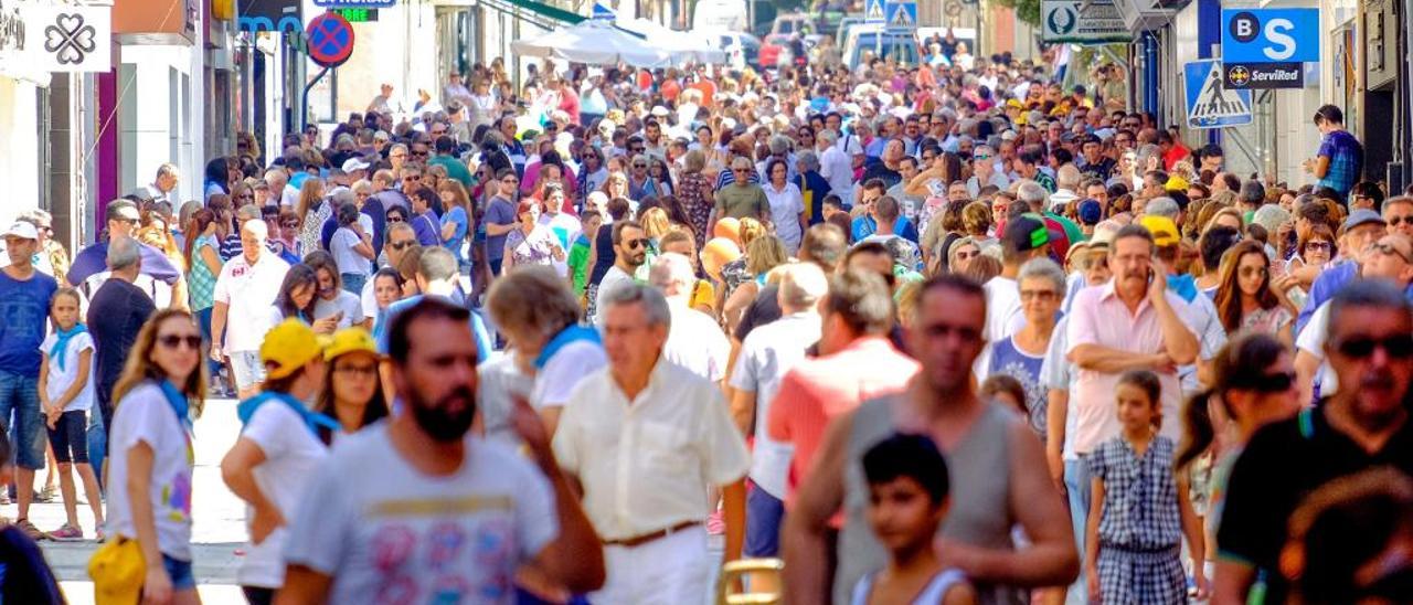 La calle Juan Carlos I se llena de participantes en el acto de correr la traca de las Fiesta Mayores