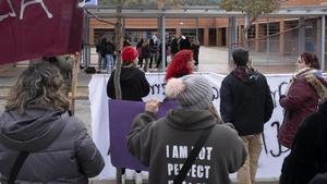Protesta delante del instituto por el caso de suicidio del febrero pasado