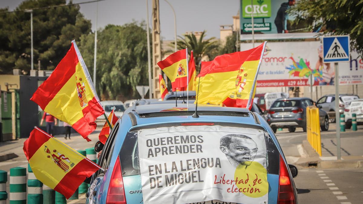 Una caravana con cientos de vehículos clama en Pilar de la Horadada contra la "imposición" del valenciano