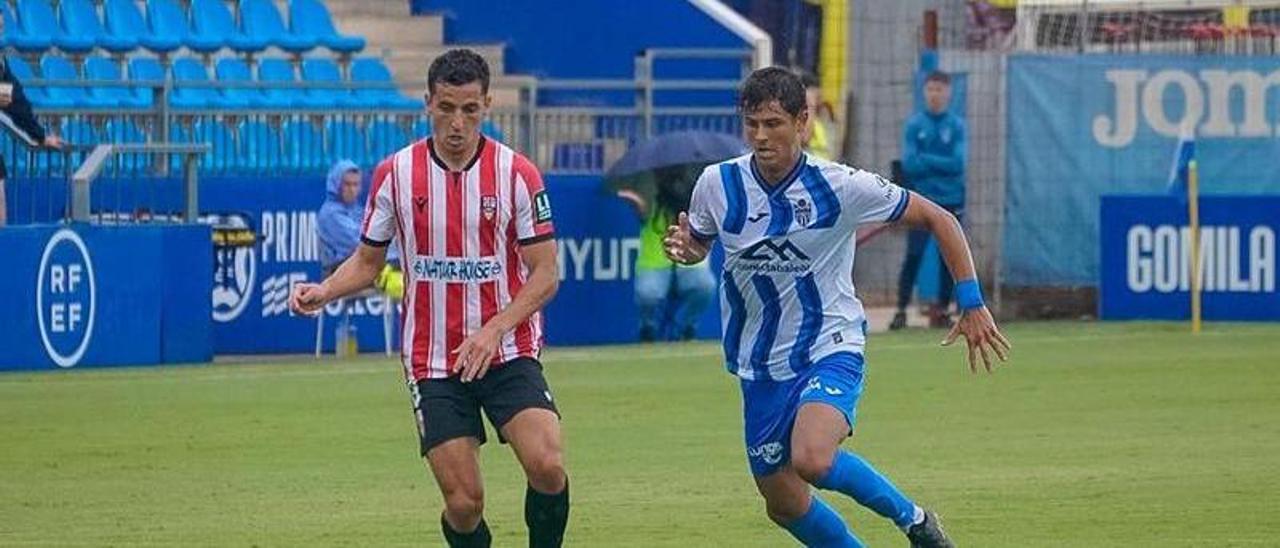 Lucas de Vega presiona a un jugador de la UD Logroñés