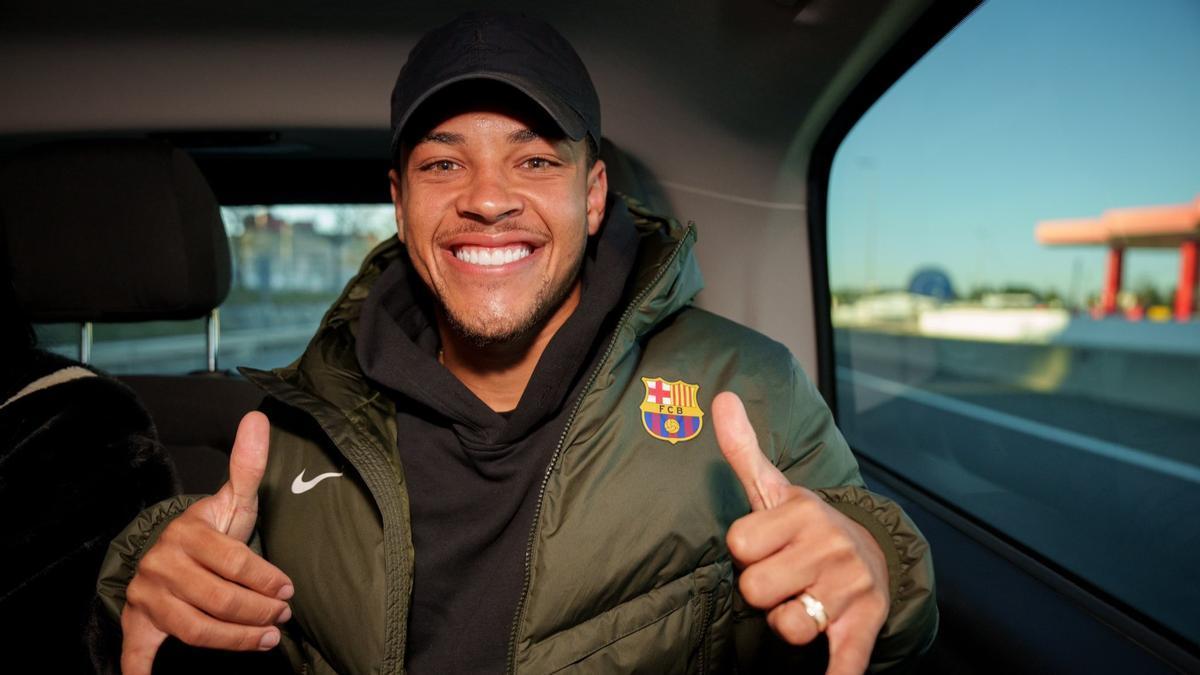 Vitor Roque, a su llegada al aeropuerto de Barcelona.