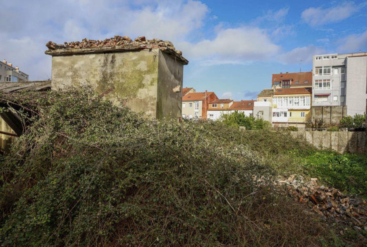 Ladrillos de la chimenea sobre la caldera y la finca. | IÑAKI ABELLA