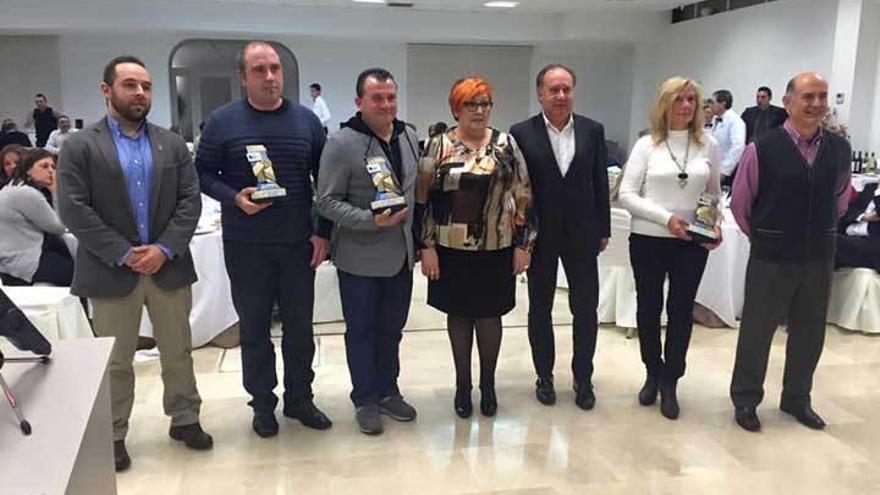 Los galardonados posan con los premios.