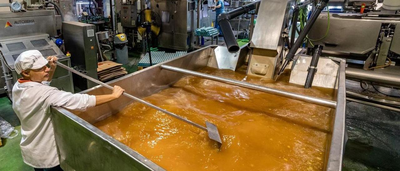 Depósito de salmuera en las instalaciones de Aceitunas Cazorla.