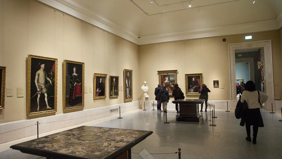 Varias personas durante una visita al Museo del Prado.
