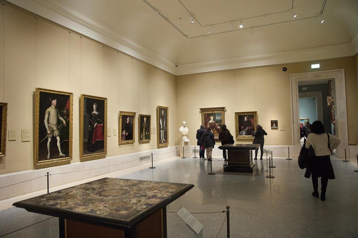 Varias personas durante una visita al Museo del Prado.